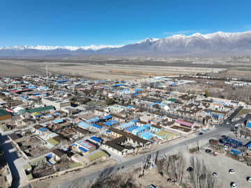 かつての牧畜村が人気観光地に　新疆ウイグル自治区