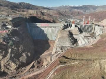 中国の黄河流域において標高が最も高く、設備容量が最大となる発電所「瑪爾擋水力発電所」において14日、本格的な貯水が始まった。