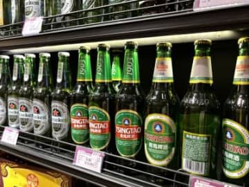 16日、韓国・文化日報は「10月に起きた青島ビールの『放尿騒動』の影響で、韓国の中国産ビールの輸入量が40％減少した」と伝えた。写真は青島ビール。