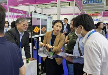 第25回中国国際ハイテク成果交易会が11月15日から19日までの5日間、広東省深センで開催されている。写真は超微細インクジェット技術について説明するスタッフ。