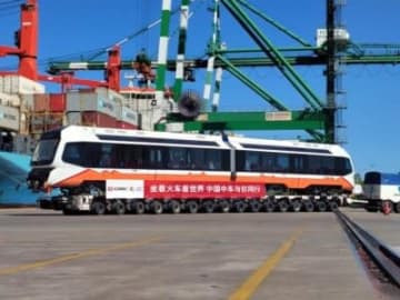 中国初のアルゼンチンへ輸出の新エネLRT列車が現地に到着した。