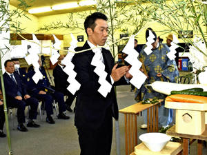 玉串をささげる森本総支配人