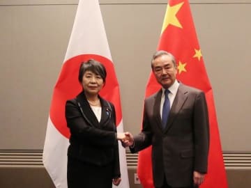 韓国の釜山での中日韓外相会議に出席した王毅外交部長は現地時間25日、日本の上川陽子外相との個別会談に臨みました。