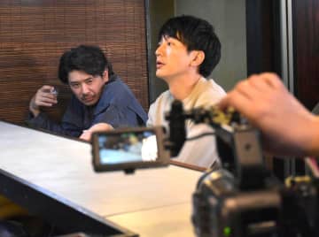 短編映画の撮影でリハーサルを行う木口健太さん(右)ら=桜川市真壁町真壁