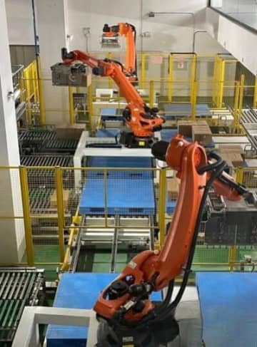 上海市郊外にあるペットフード生産工場では、ロボットアームがベルトコンベアで運ばれてきたペットフードの箱を次から次へと自動的に積み上げ、積まれた箱が発送を待っている様子が見られた。