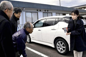 車両を前にカーシェアリングの予約や鍵の開け方の説明を受ける関係者＝白河市