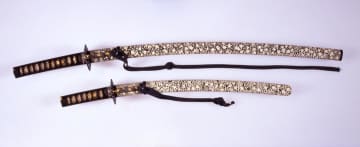 古河市が取得する大小2本の刀。鞘には雪の結晶のデザインがある(古河歴史博物館提供)