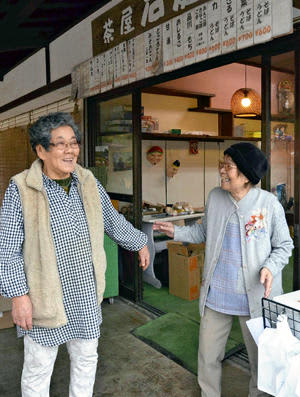 店の前で思い出を語り合う渡辺さん（左）と上野さん