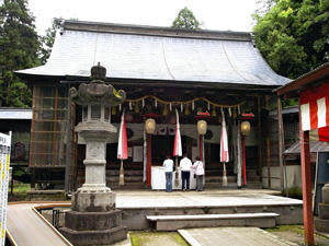 県内外から大勢の参拝客が訪れた全焼前の伊佐須美神社の本殿