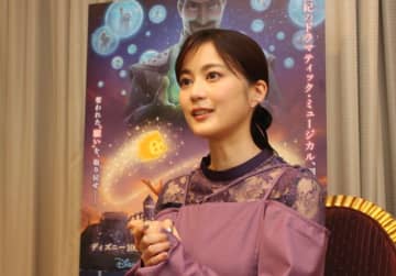 夢だったディズニー映画の吹替について語る生田絵梨花さん＝2023年12月、大阪市内