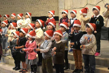 クリスマスソングを披露する園児たち=日立市大みか町
