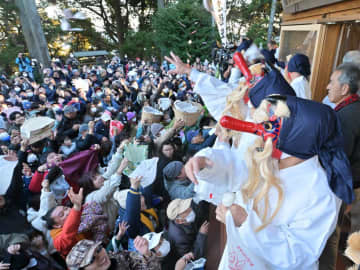 悪態まつりで参拝客に餅や菓子をまく天狗=17日午後、笠間市泉の愛宕神社