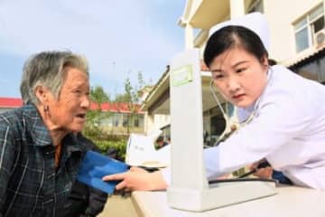 2022年末の時点で、中国全土の60歳以上の高齢者人口は2億8004万人で、総人口の19．8％を占めている。