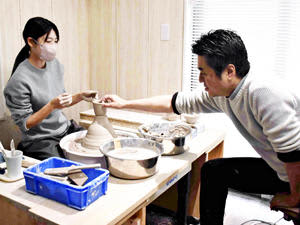近藤さん（右）の指導を受け、陶芸を体験する高橋さん