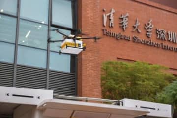 広東省深セン市の清華大学深セン国際大学院で19日、中国の高等教育機関としては初のドローンを使ったデリバリー配送の導入が始まった。