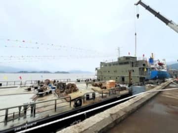 福建省寧徳市福安市湾塢鎮で18日、西アフリカのギニアに輸出するクレーン付台船が福建省易和船舶重工によって急ピッチで建造されていた。