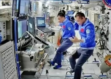 中国有人宇宙事業弁公室は20日、有人宇宙船「神舟17号」の乗組員は6カ月にわたる宇宙滞在の3分の1近くを終えており、近日中にタイミングを見計らって初の船外活動を実施すると明らかにした。