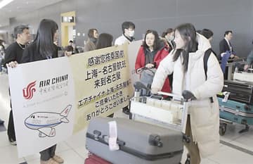 中部空港に到着した旅客と、出迎える人々