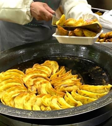 テイスト・アトラスの2023年版の「世界の素晴らしい料理」では中国の焼き餃子が第5位だった。日本料理では最上位がマグロの握りずし（21位）で及ばなかった。しかし料理体系では日本料理が第2位で上だった。