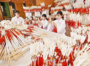 ピークを迎えている破魔矢作り＝25日午前、郡山市・安積国造神社