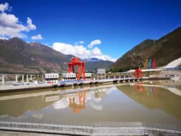 チベット自治区のグリーン電力がこのほど初めて重慶市に送電された。写真は写真はギャツァ水力発電所。