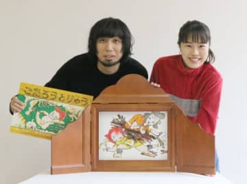 初めて紙芝居を制作したザ・キャビンカンパニーの（左から）阿部健太朗さんと吉岡紗希さん＝由布市挾間町のアトリエ