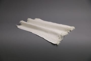浙江大学のチームはホッキョクグマの毛皮の構造を模倣し、エアロゲルを密封した超保温人工繊維を作り出した。