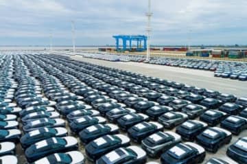 28日、観察者網は中国の年間自動車輸出台数が日本を抜くのは間違いないと日本メディアが報じたことを紹介した。写真は江蘇省の塩城港。