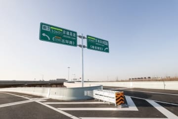 北京市と河北省の雄安新区を結ぶ京雄高速道路（北京区間）五環路-六環路区間が28日に開通した。