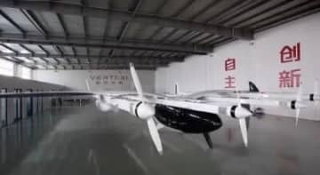 中国が独自に開発した、将来の「空飛ぶタクシー」と見なされている2tクラスの電動垂直離着陸機がテスト飛行に成功した。