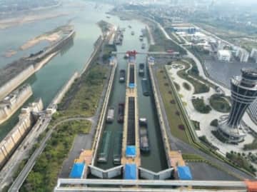 広西チワン族自治区梧州市にある長洲水門の26日までの年内の貨物通過量は1億8000万トンに達し、中国の天然河川の水門として初めて1億8000万トンを突破した。