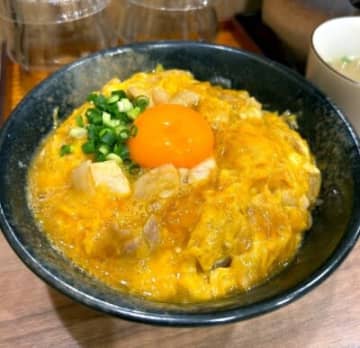 台湾メディアの中時新聞網はこのほど、日本人がX（旧ツイッター）で、台湾の地元料理を巡って大激論を展開していると紹介した。本稿に添えられた「親子丼」と「台湾版親子丼」の写真をご覧になっていただきい。