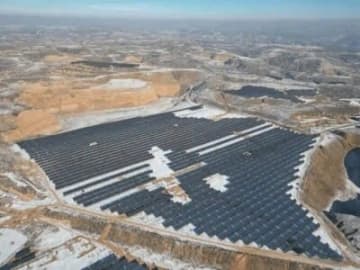 中国の砂漠地区大型風力・太陽光発電拠点プロジェクト第1弾となる陝西省楡林市府谷県の奕辰太陽光発電所25万kW太陽光発電ユニットが系統接続し、発電を開始した。