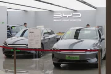 中国メディアの参考消息は3日、中国のBYDが四半期ベースで米テスラを抜いて世界最大の電気自動車メーカーになったとする記事を掲載した。写真は上海市内のBYDディーラー。