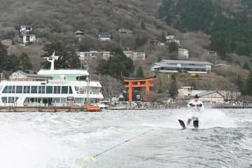 湖水開きで水上スキーによるはらい清めを行う大学生＝5日、箱根町元箱根
