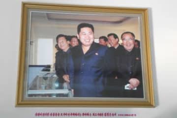 北朝鮮で最高尊厳についての話題に触れるのは想像以上にリスクが大きい。写真は09年4月、デビュー前の金正恩総書記の現地指導写真（2013年撮影）。