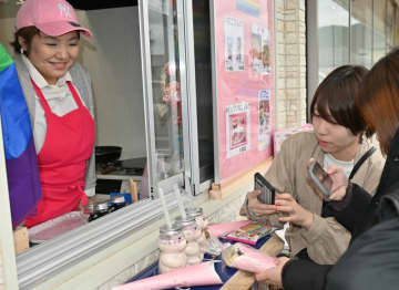 クレープやピザ、クマの形のボトルに入った「いちごミルク」などを提供する山崎沙恵嘉さん（左）