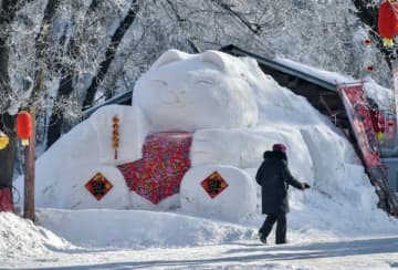 新疆ウイグル自治区ウルムチ市水磨溝区石人子溝景勝地にある葛家溝村に「童話みたいな雪の村」がオープンし、観光客の受入れが始まった。