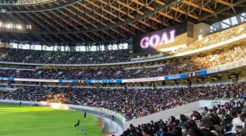 中国のサッカージャーナリスト、徐沢鑫氏は8日、自身のウェイボーアカウントを更新し、同日に東京の国立競技場で行われた第102回全国高校サッカー選手権決勝の入場者数が5万5019人だったことを紹介した。
