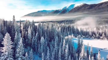 中国・新疆ウイグル自治区、冬季観光客大幅増　スキーや民俗体験が人気