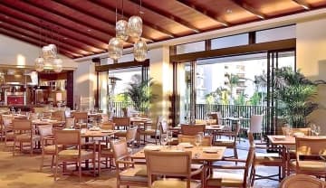 「～テラスに薫る地中海の風～賞味会」が開かれるザ・ナハテラスのレストラン「ラ・シマ」（ザ・テラスホテルズ提供）
