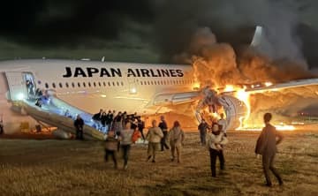 炎上する日航機516便（Ｃ）日刊ゲンダイ／中西直樹
