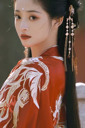 中国のソーシャルメディアでは2023年に「新中国スタイル」が話題を集め、関連する投稿の数が約4倍にまで膨れ上がった。写真は中国の歌手・女優の周潔瓊。