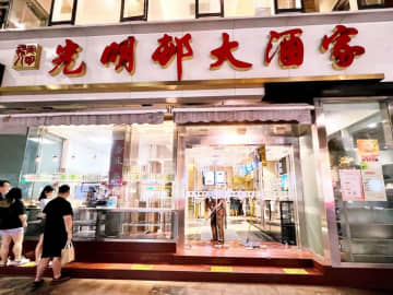 光明邨は上海人なら誰でも知っている老舗レストランで、惣菜のお店でもある。