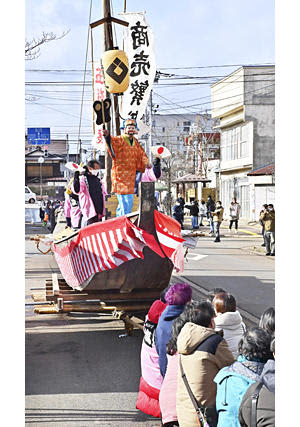 商売繁盛や五穀豊穣を願い、和舟を引き合う住民ら＝15日午後、喜多方市塩川町