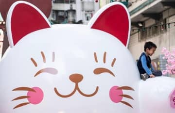 香港のショッピングセンターの屋外スペースに13日、幅4メートルに及ぶ香港最大の屋外「招き猫」のオブジェが登場した。