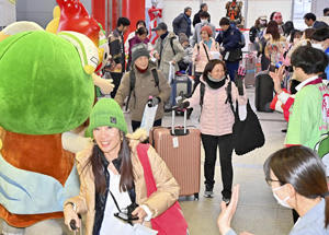 台湾からの第1便から降り立ち、ゆるキャラなどの出迎えを受ける観光客ら