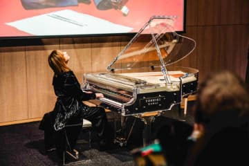 YOSHIKIのクリスタルピアノがチャリティーオークションにて4000万円で落札
