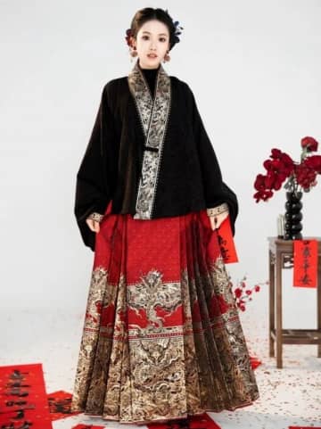 「辰年のキメ服」をテーマにした中国伝統衣装の「馬面裙」の動画が最近、大きな話題となり、若い漢服デザイナーの劉雯悦さんの知名度がアップしている。