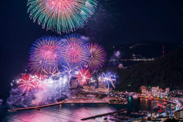 熱海温泉の熱海海上花火大会。起雲閣通り商店街をはじめ、宿泊施設や飲食店の新規開業が相次いでいる。なかでも子連れのファミリーやグループ利用が増えている